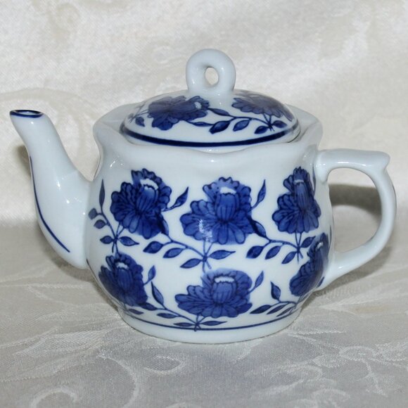 Vintage Blue & White Teapot with Sugar Bowl | Gryphonware - Picture 2 of 14